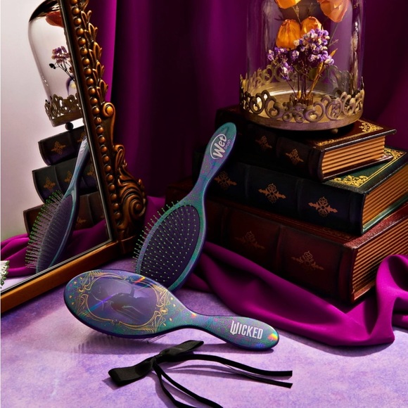 Wicked Set Elphaba Wet Brush And Bow 2-pc. - Picture 2 of 6